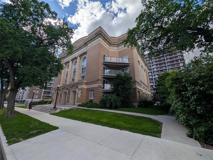 Property Photo:  511 River Avenue  MB R3L 0C9 