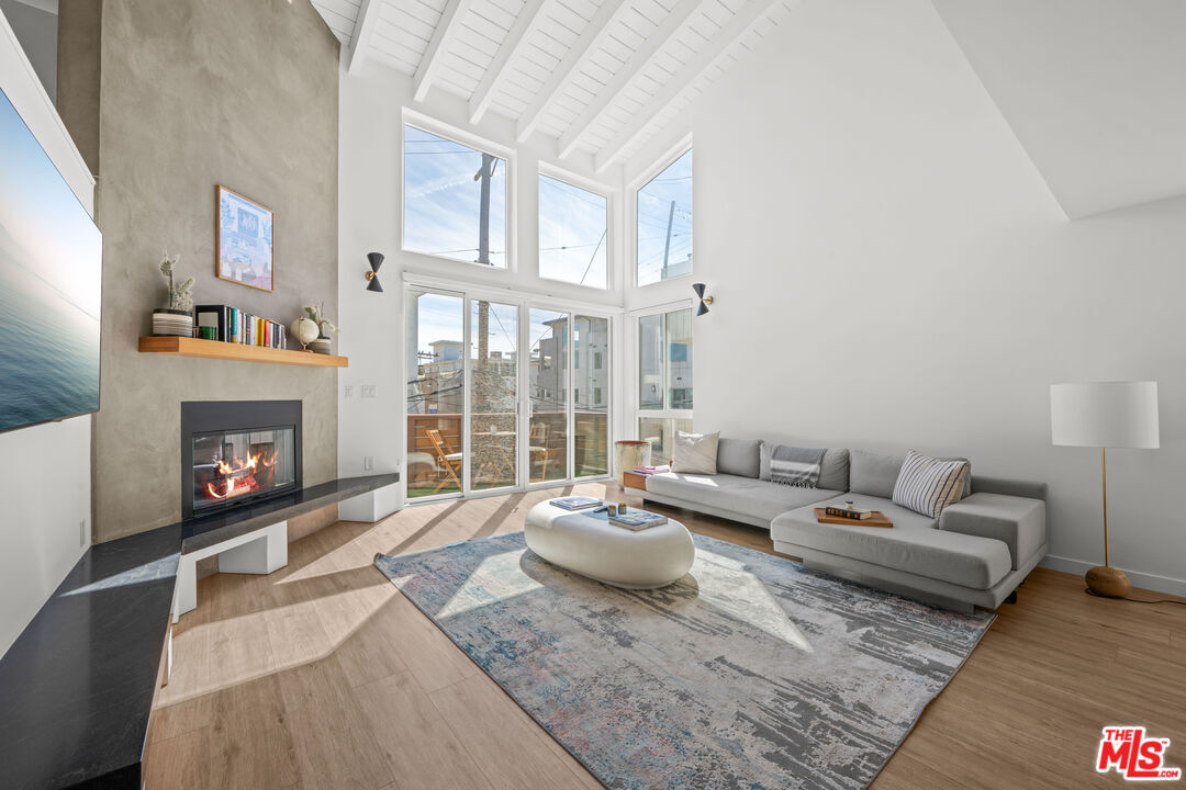 Property Photo: 18 Privateer St CA 90292