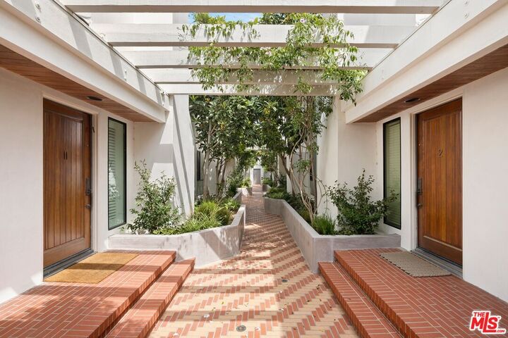 Property Photo:  939 15th St  CA 90403 