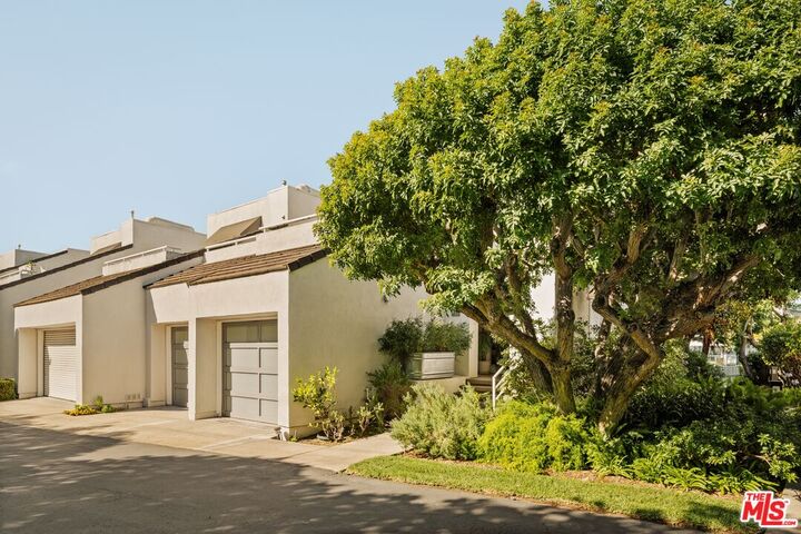 Property Photo:  610 Harbor St  CA 90291 