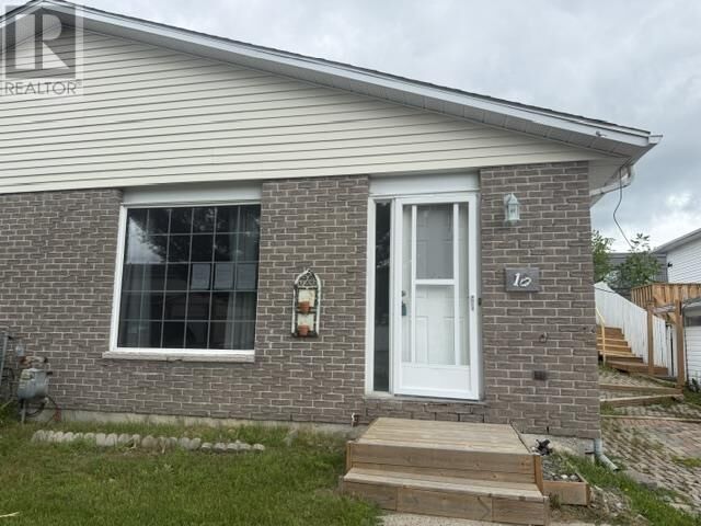 10 Farrell Cres — photo 1