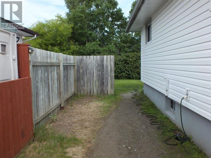 Property Photo:  174 Shipley St  ON P7A 3C7 