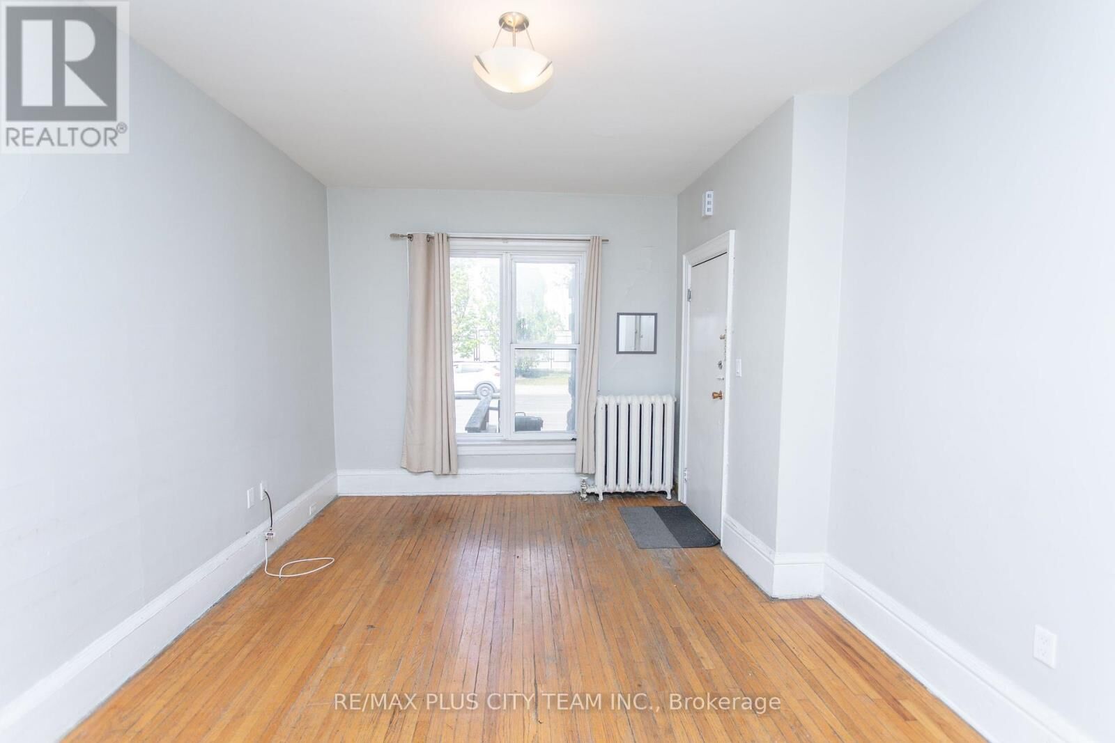 Property Photo:  682 Bathurst Street 2  ON M5S 2R3 