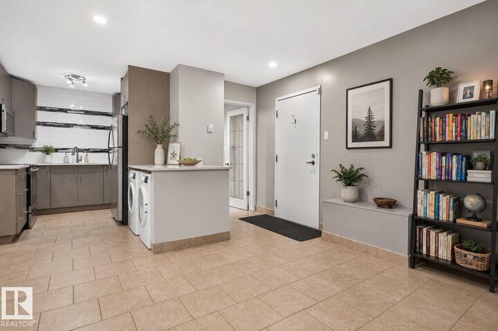 Property Photo:  10148 118 Street NW G14  AB T5K 1Y4 