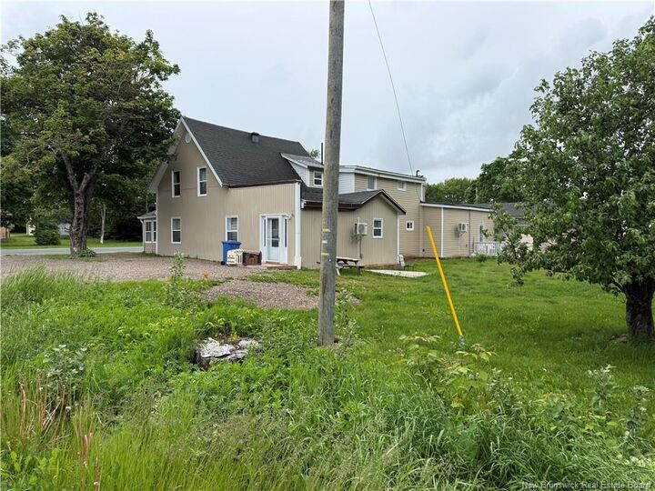Property Photo:  707 Boulevard St-Pierre Ouest  NB E1W 1A1 