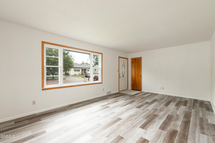 Property Photo:  914 Curtis Street  ND 58501 