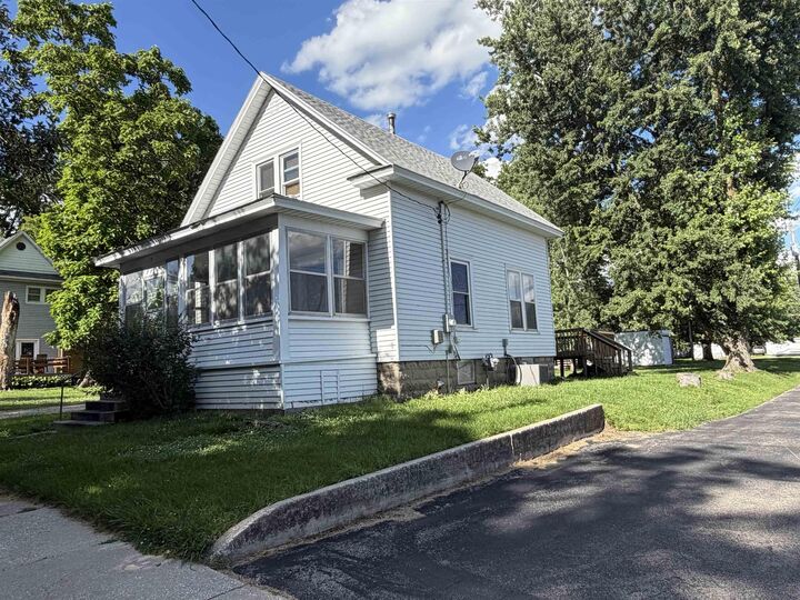 Property Photo: 15 3rd Ave NW IA 50662