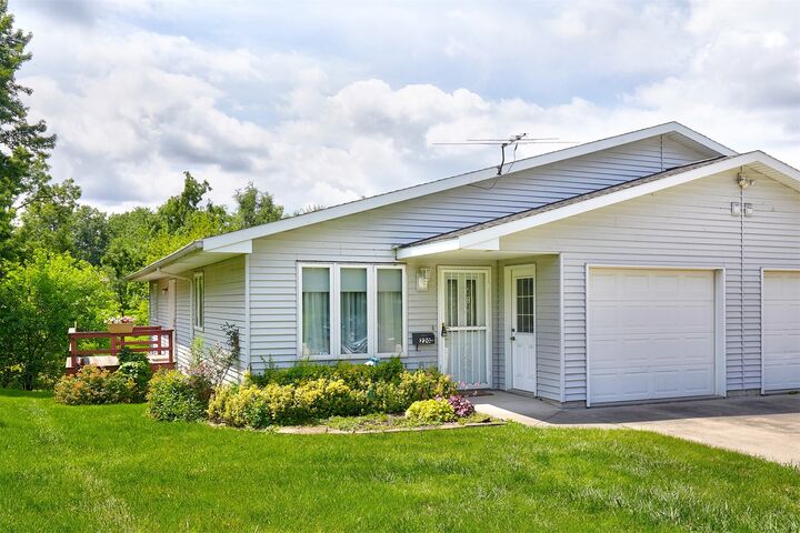 Property Photo:  220 W Clay Street  IA 50213 
