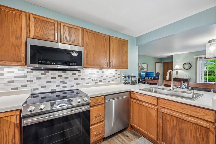 Property Photo:  W240n2550 E Parkway Meadow Cir  WI 53072 