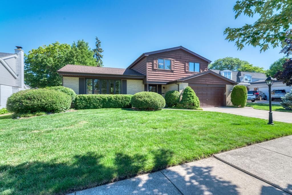 Property Photo:  910 W White Oak Street  IL 60005 