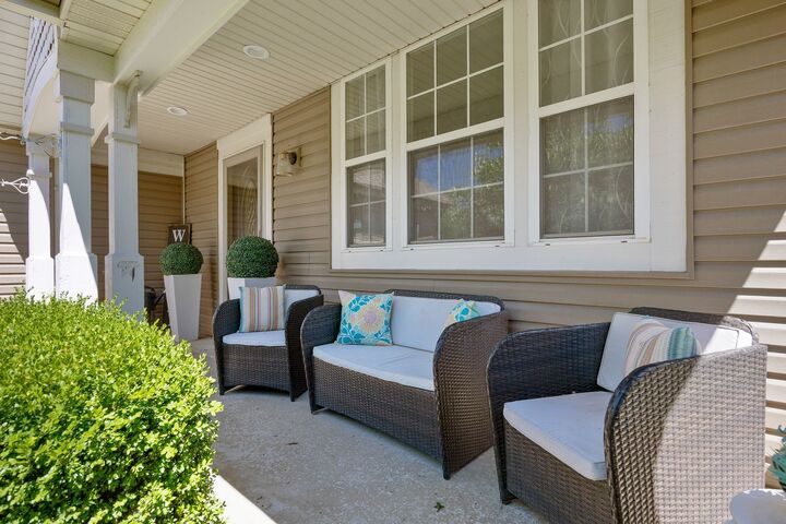 Property Photo:  5 Vernon Court  IL 60177 