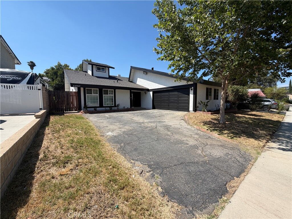 Property Photo:  23767 Via Helina  CA 91355 