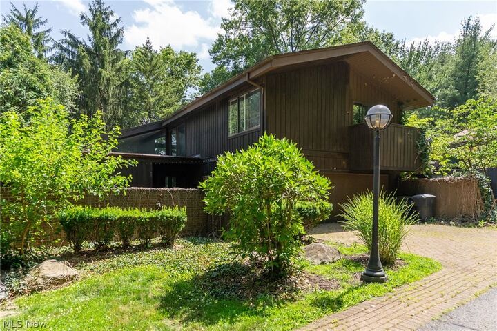 Property Photo:  285 North Road NE  OH 44484 