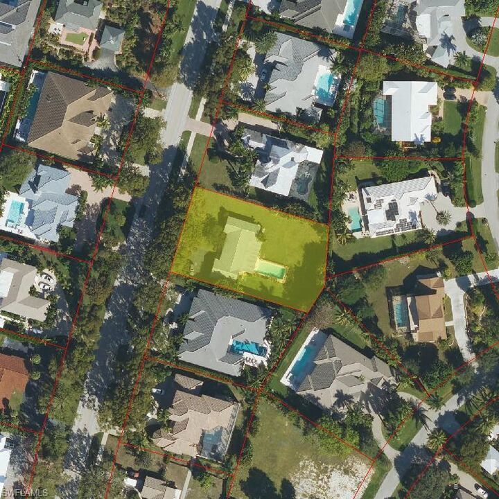 Property Photo: 1608 Crayton Rd FL 34102