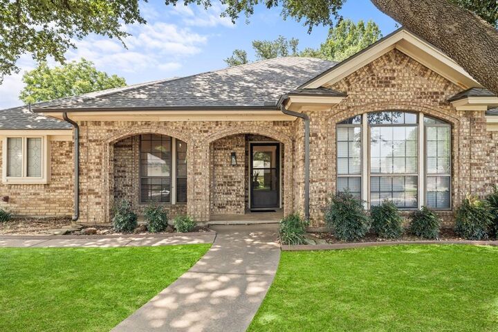 Property Photo:  1128 Wingate Drive  TX 76021 