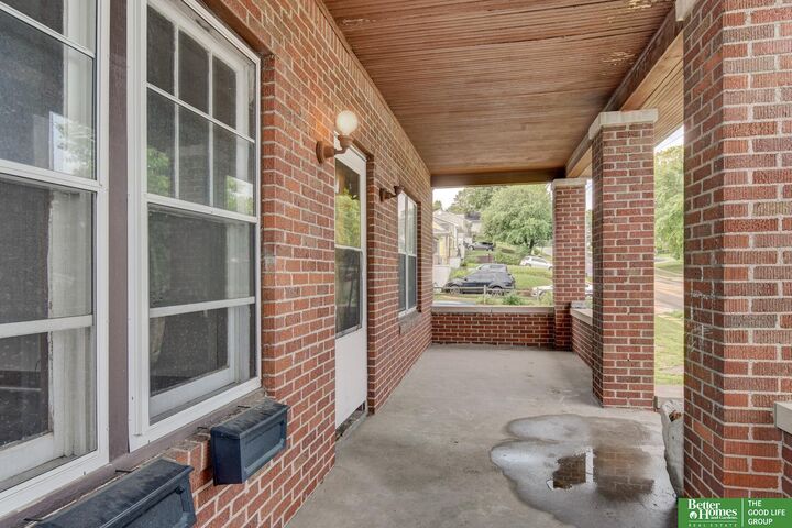 Property Photo:  1911 S 50 Street  NE 68106-9999 
