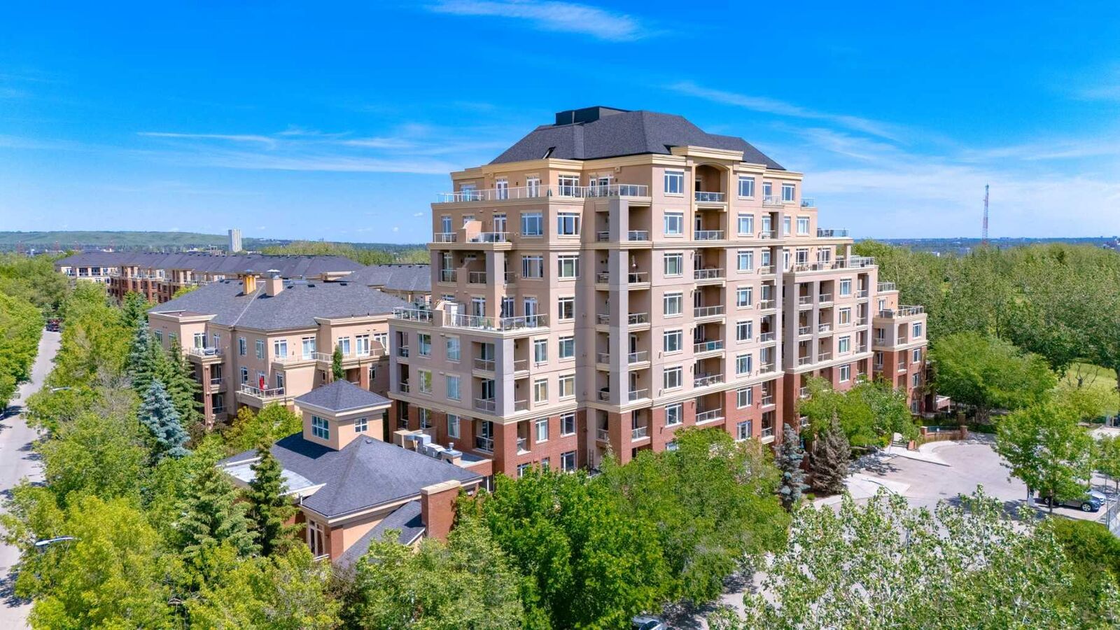 Property Photo:  24 Hemlock Crescent SW 3804  AB T3C 2Z1 