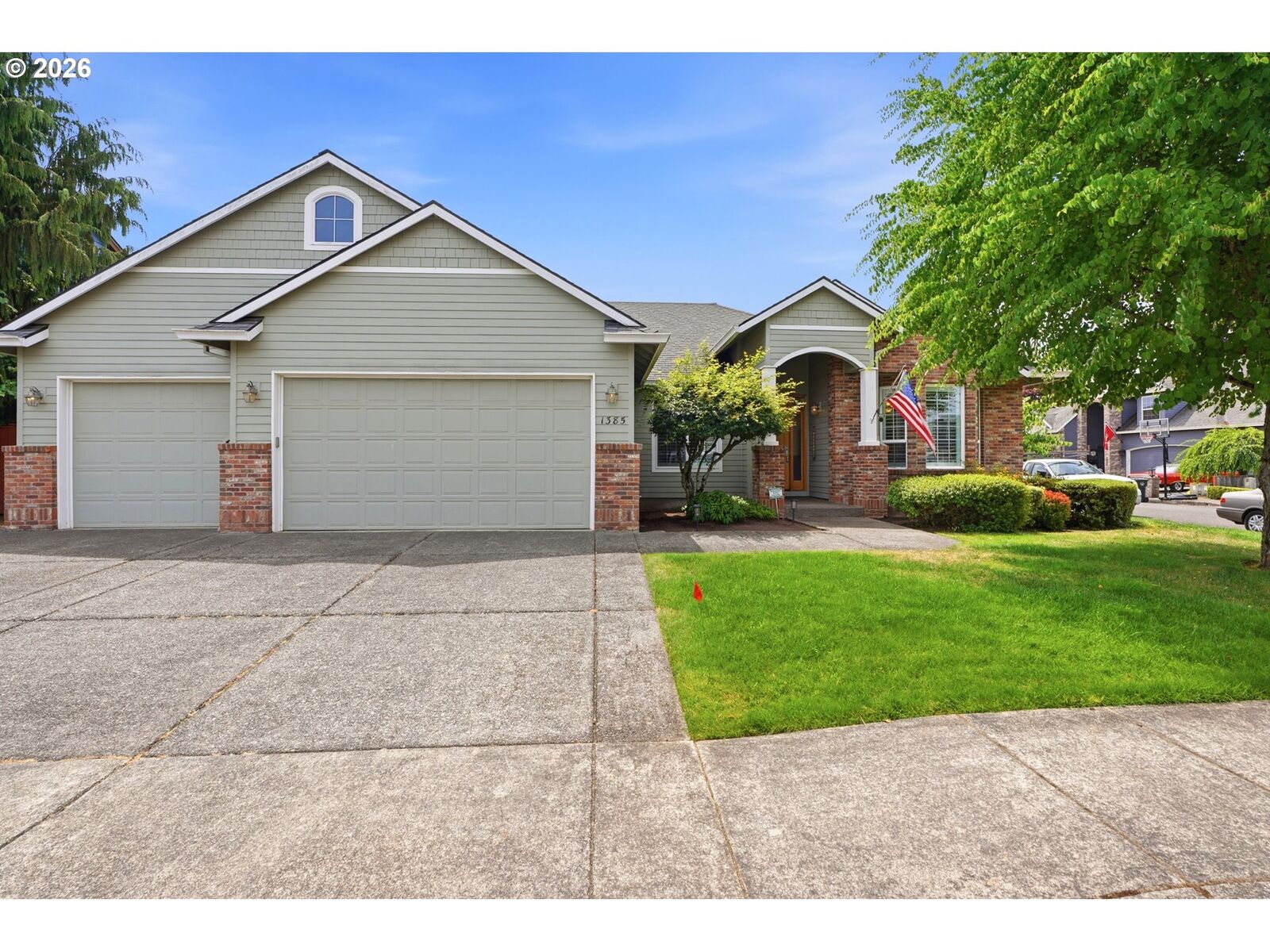 Property Photo:  1385 NE 12th Ave  OR 97013 