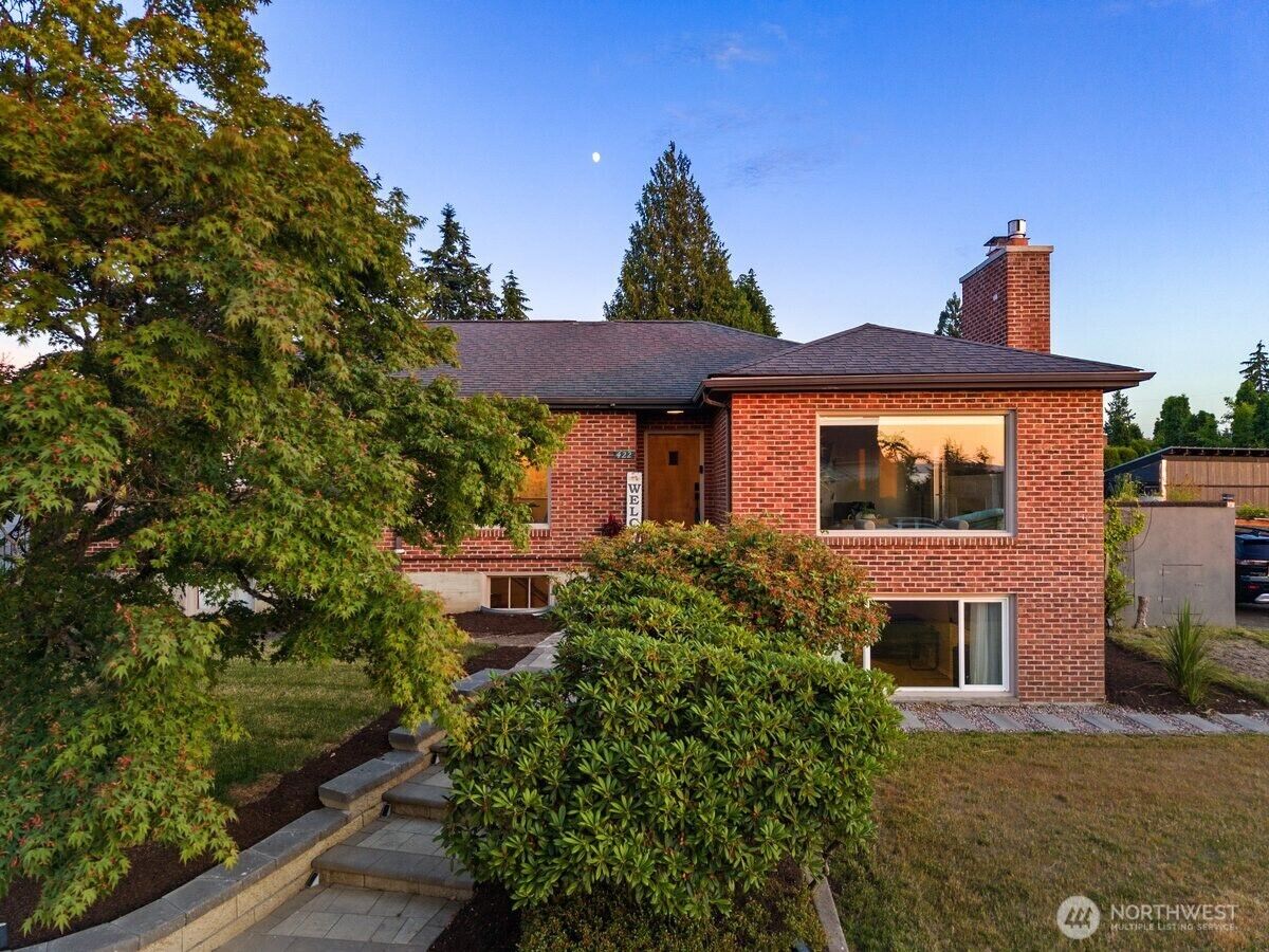 Property Photo:  422  Crown Drive  WA 98203 