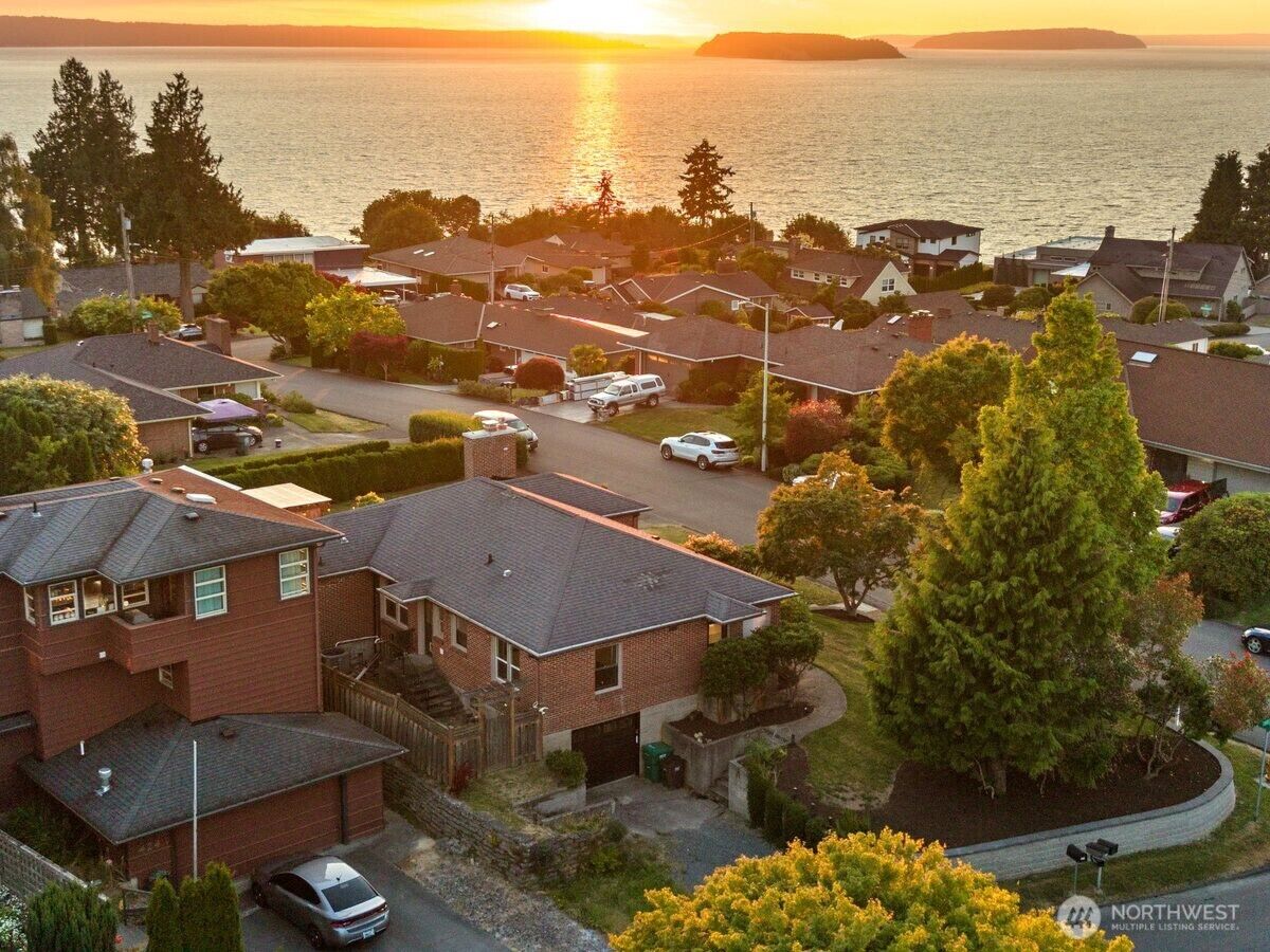 Property Photo:  422  Crown Drive  WA 98203 