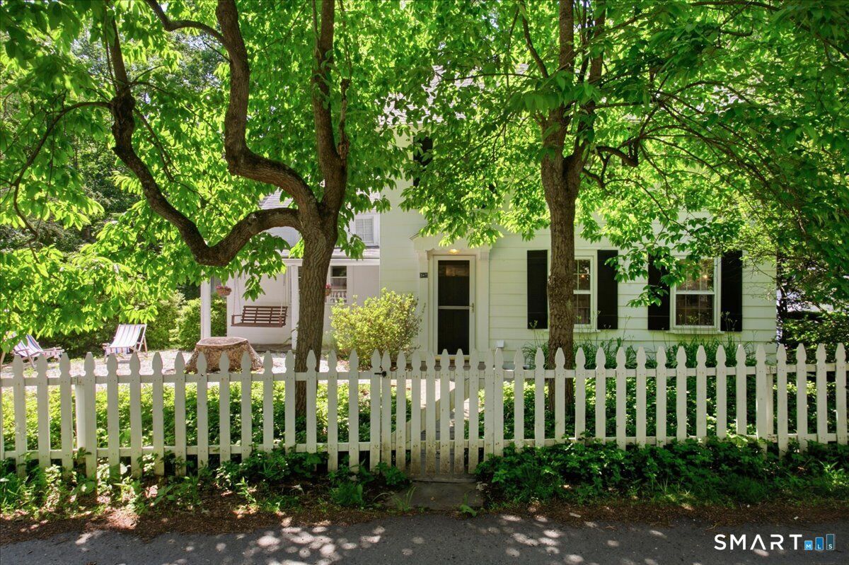 Property Photo:  247 Chestnut Hill Road  CT 06903 