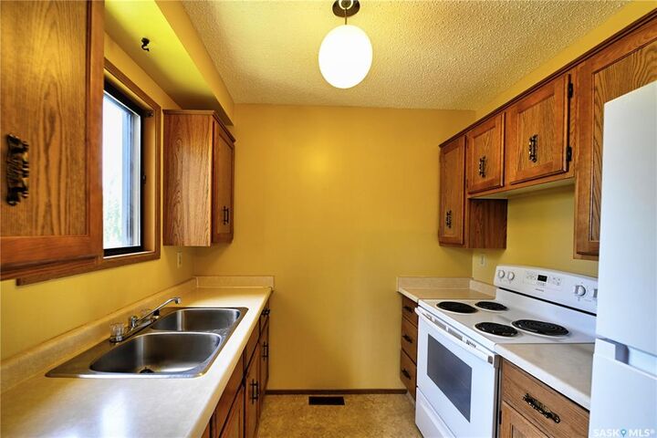 Property Photo:  50 Robinson Crescent  SK S7L 6N9 