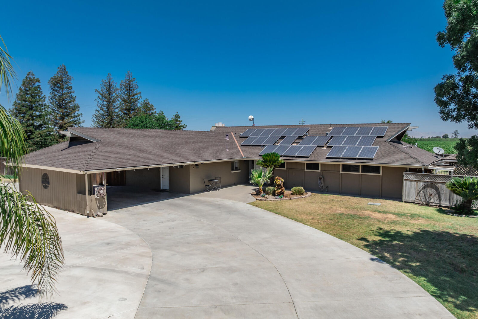 Property Photo:  936 E Nebraska Avenue  CA 93618 