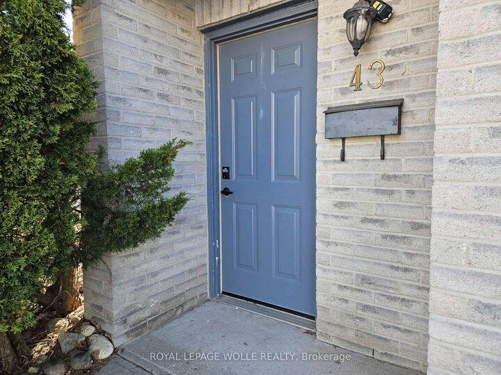 Property Photo:  589 Beechwood Drive 43  ON N2T 2K9 