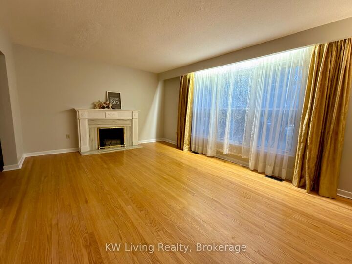 Property Photo:  125 Underhill Drive  ON M3A 2K3 