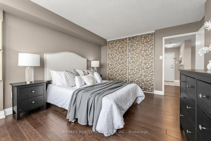 Property Photo: 10 Laurelcrest Street 1006 ON L6S 5Y3