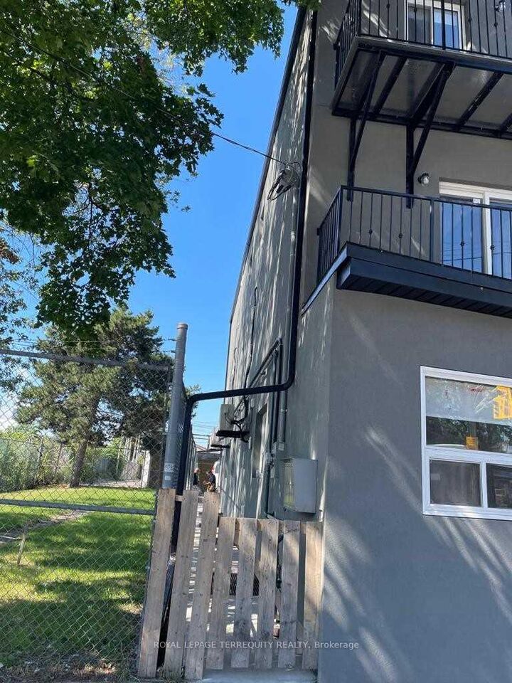 Property Photo:  646 Lansdowne Avenue 3  ON M6H 3Y7 