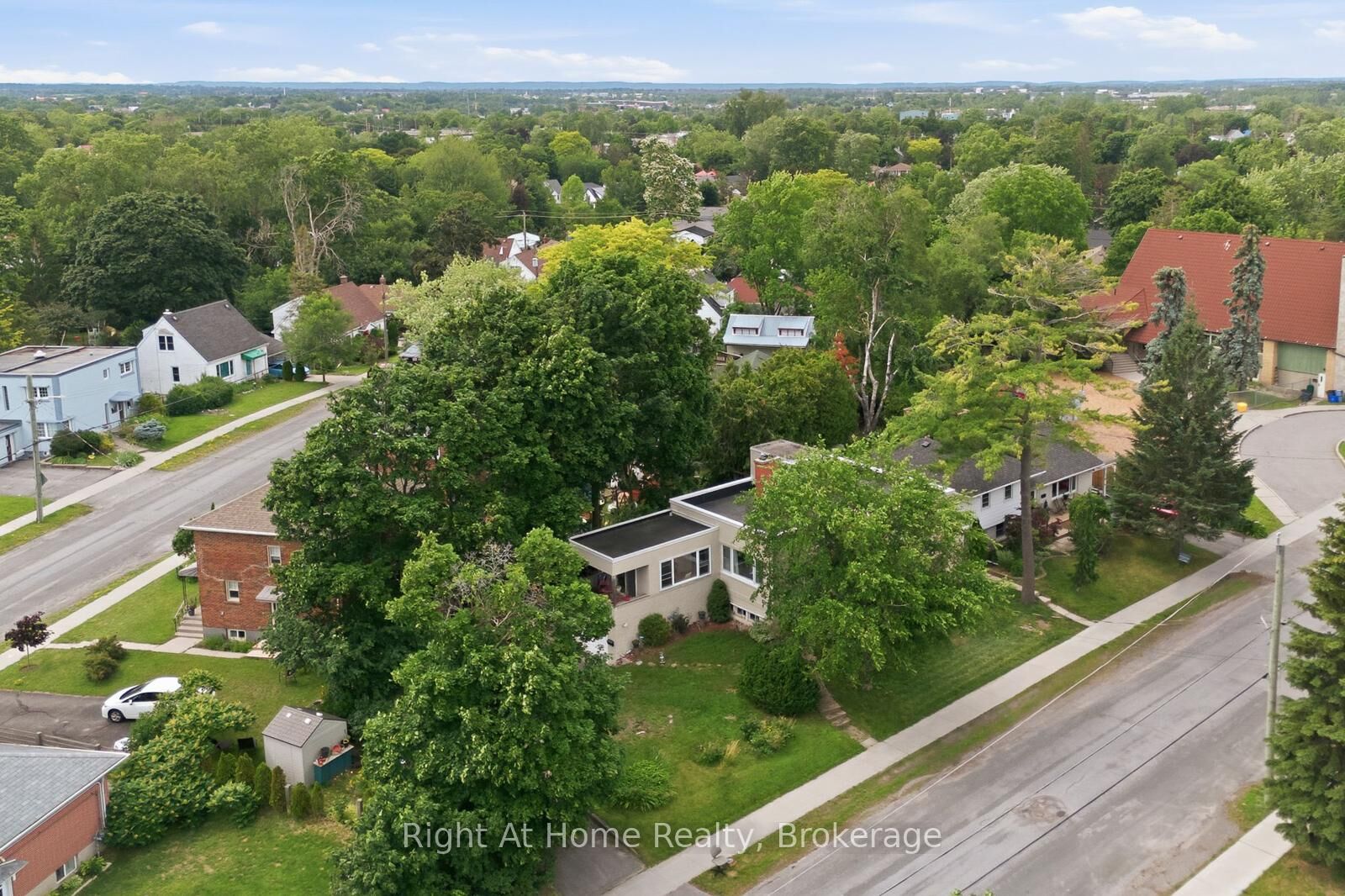 Photo de la propriété:  16 Oriole Park Avenue  ON K8N 4C7 