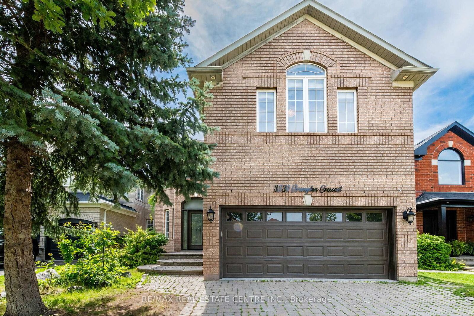 Property Photo:  3339 Crompton Crescent  ON L5B 4C7 