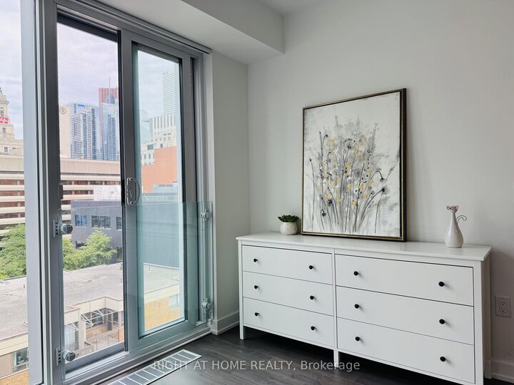 Photo de la propriété:  50 McCaul Street 1011  ON M5T 0B6 