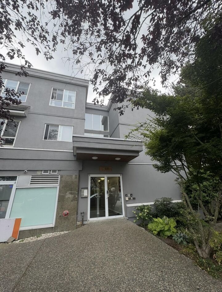 688 E 56th Avenue 302 — photo 1