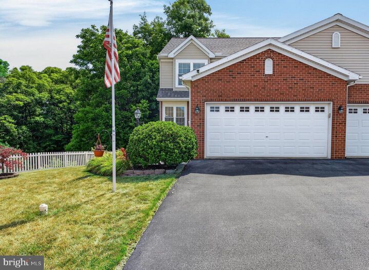 Property Photo:  75 Pin Oak Street  PA 17078 