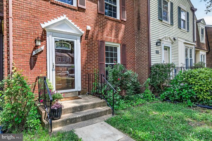 Property Photo:  8618 Dellway Lane  VA 22180 