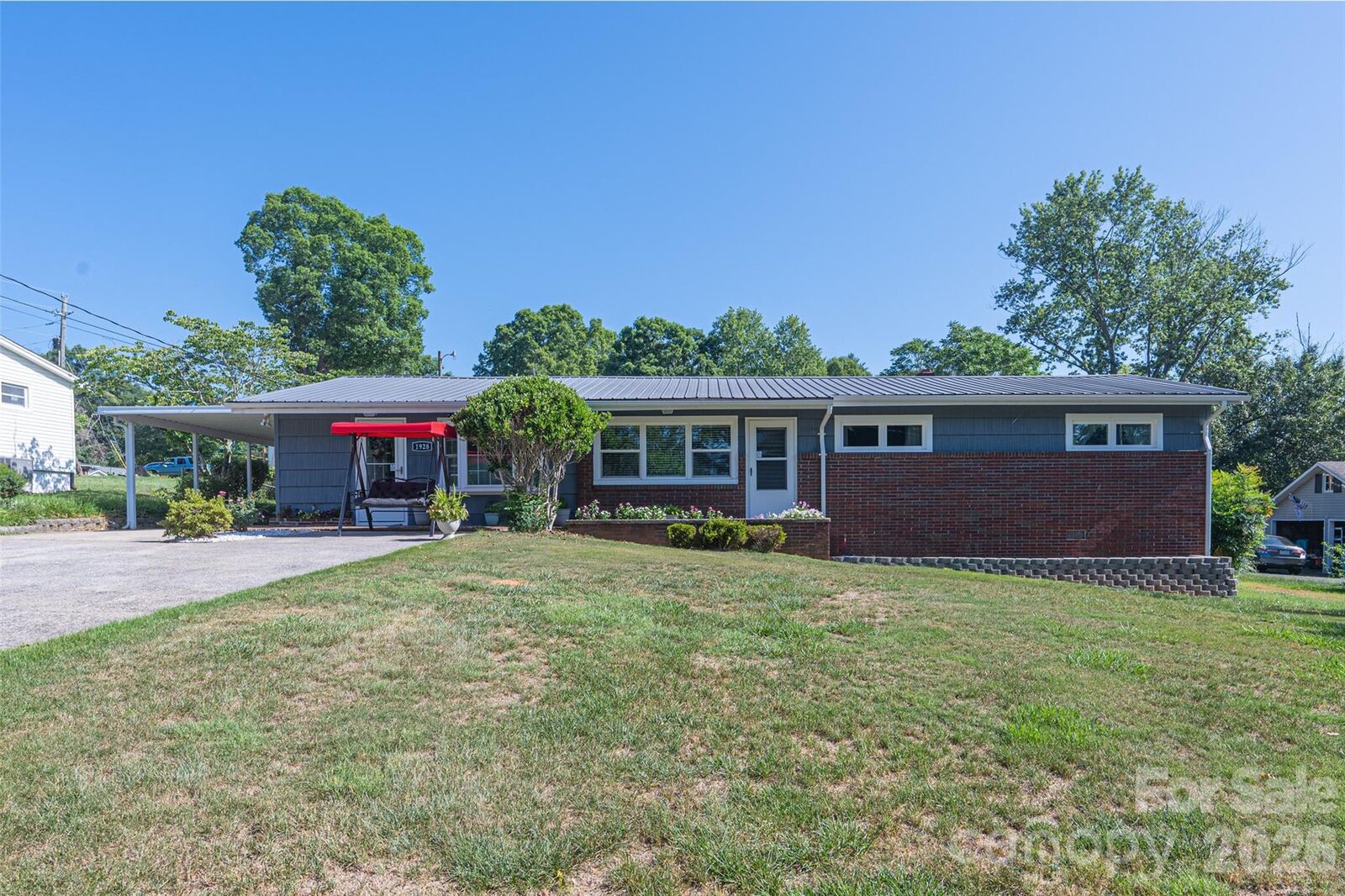 Property Photo: 1928 Marigold Lane NC 28638