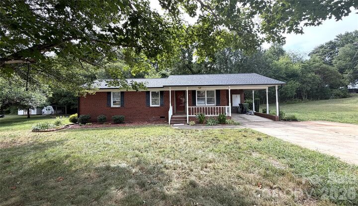 Property Photo: 315 Southglenn Drive NC 28152