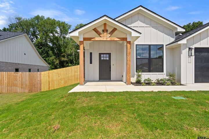 Property Photo: 16430 Crossing Circle TX 75771