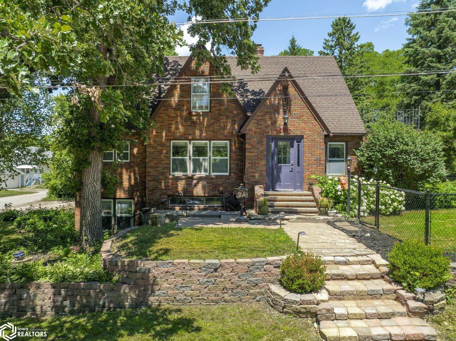 Property Photo:  636 2nd Street NE  IA 50401 