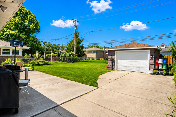 Property Photo:  1604 Oakton Street  IL 60068 