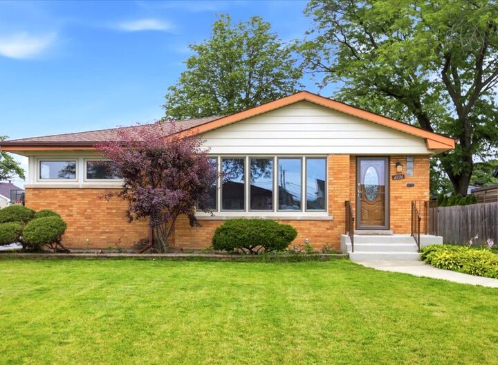 Property Photo:  6936 W Oakton Court  IL 60714 
