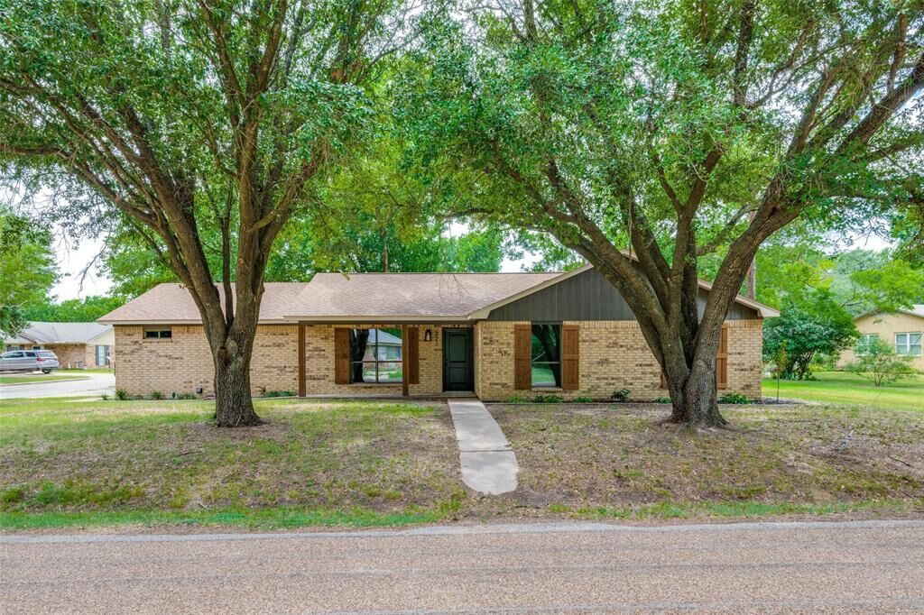 Property Photo: 221 N 1st Street TX 75147