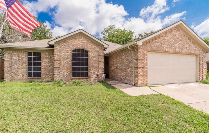 Property Photo:  911 W Lynn Creek Drive  TX 76001 