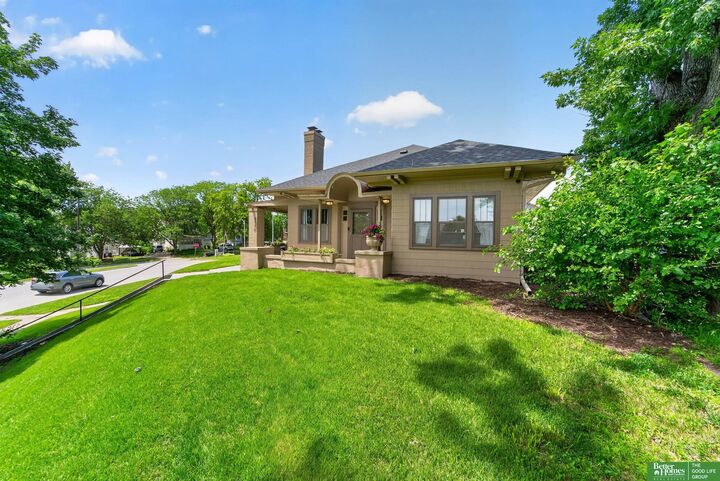 Property Photo:  2370 Fontenelle Boulevard  NE 68104 