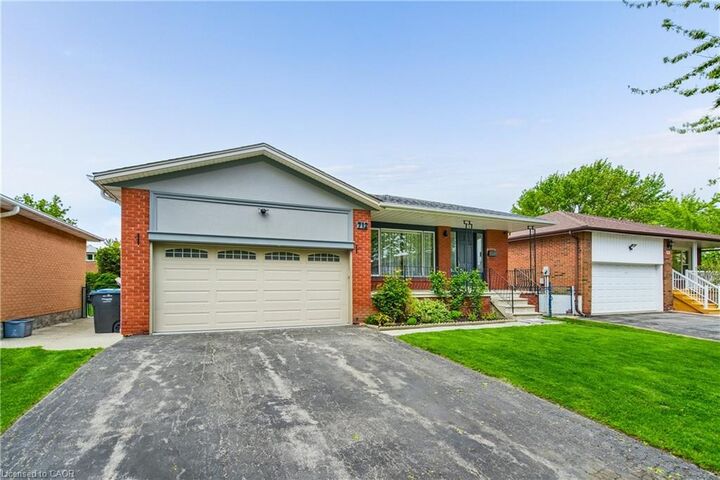 Property Photo:  712 Vermouth Avenue Upper  ON L5A 3T3 