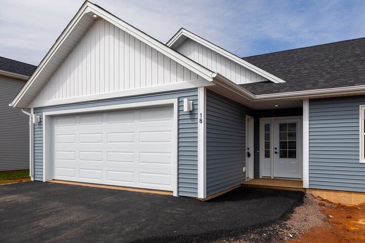 Property Photo:  18 Hudson Avenue  PE C1E 3W1 