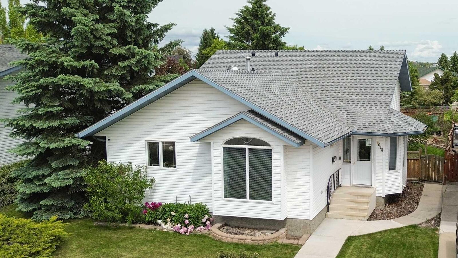 Property Photo:  6014 44 Street Crescent  AB T4G 1L2 
