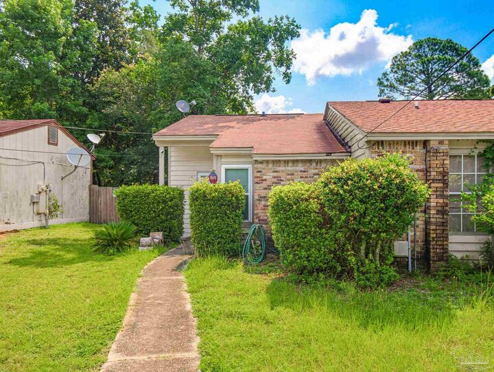 Property Photo:  12 Crow Rd  FL 32506 